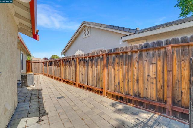 380 Claremont Dr, Brentwood CA: https://media.crmls.org/mediaz/8c789c20-2c1d-4e07-a29b-2f3d4a2c8b54.jpg