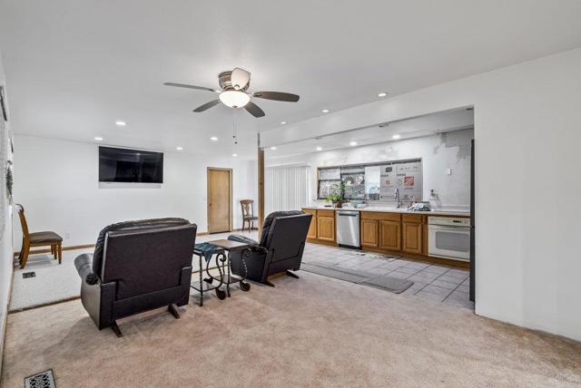 9355 Canyon Oak Road, Salinas CA: https://media.crmls.org/mediaz/8c78d369-c9be-4d2e-aebb-66761548225c.jpg