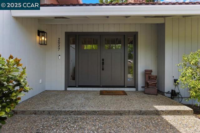 2027 Mohawk Dr, Pleasant Hill CA: https://media.crmls.org/mediaz/8c795330-de61-4130-a09a-7717f9c219f3.jpg
