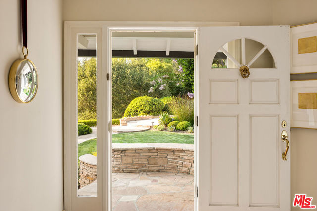 3818 Hollyline Avenue, Sherman Oaks CA: https://media.crmls.org/mediaz/8c797569-470a-432e-9211-4f559ba32c2c.jpg