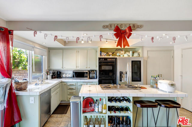 2425 Dusan Street, Simi Valley CA: https://media.crmls.org/mediaz/8c79ed84-b14a-4679-967f-4b85dbbcec7c.jpg