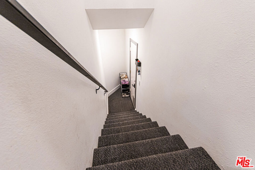 https://media.crmls.org/mediaz/8c7a740c-8ad8-4da9-a95f-76c336db4fa5.jpg?preset=X-Large