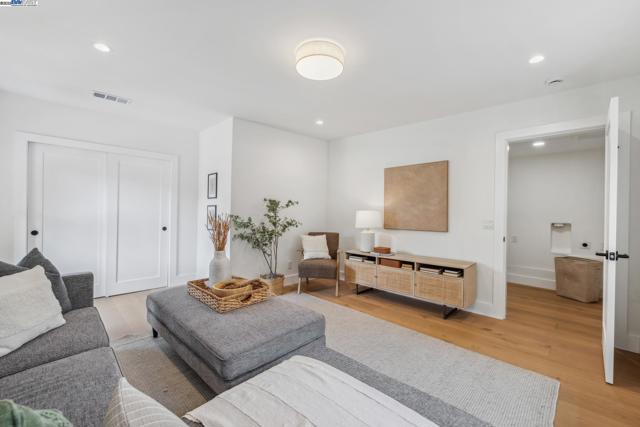 1129 WELLINGTON STREET, Oakland CA: https://media.crmls.org/mediaz/8c7b0adf-757e-49bf-afb5-b758459b3954.jpg