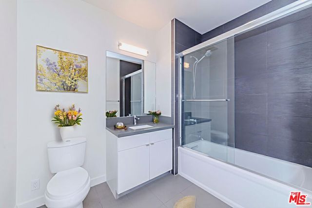 105 S Mariposa Avenue, Los Angeles CA: https://media.crmls.org/mediaz/8c7b27b1-cbc9-45b7-9a91-4738574c7fef.jpg