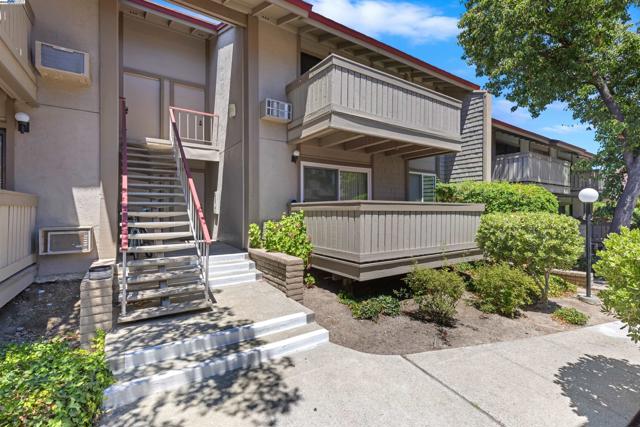 100 Kinross Drive, Walnut Creek CA: https://media.crmls.org/mediaz/8c7b7799-e9af-40a1-9164-27c9c7fb51c0.jpg