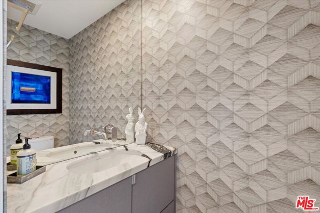 483 Carroll Canal Court, Venice CA: https://media.crmls.org/mediaz/8c7b932c-41a6-4349-b85a-7b33fa608996.jpg