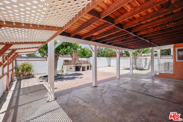 2101 N Almadale Avenue, Los Angeles CA: https://media.crmls.org/mediaz/8c7bbd1a-03f1-430b-b5d0-6634d137c275.jpg