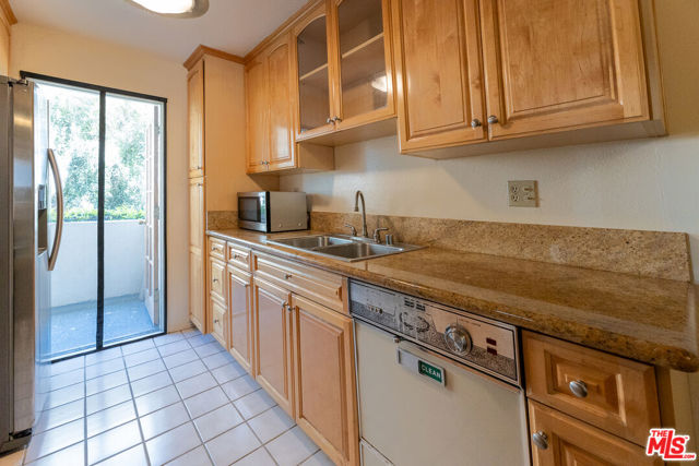 5330 Zelzah Avenue, Encino CA: https://media.crmls.org/mediaz/8c7d2e68-75e6-42d0-9150-0549e0a33cfa.jpg