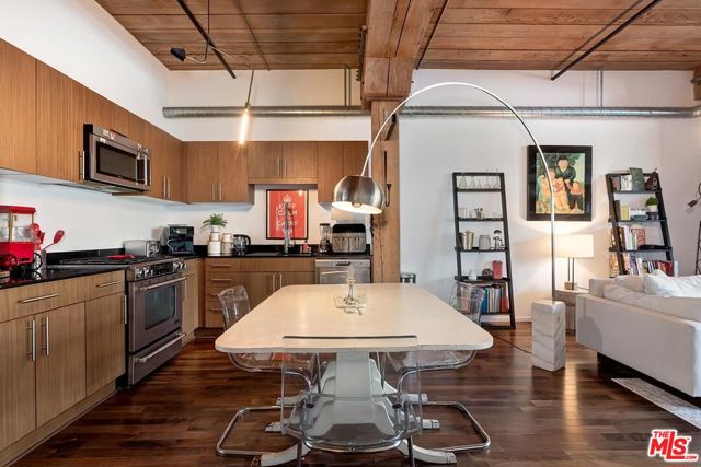 530 S Hewitt Street, Los Angeles CA: https://media.crmls.org/mediaz/8c7d3bc4-e6dd-448c-bad7-6f35bb21feaf.jpg