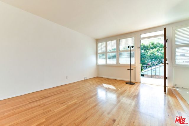 2033 Cloverfield Boulevard, Santa Monica CA: https://media.crmls.org/mediaz/8c7d8424-4718-489c-b2af-3142b4d4661e.jpg