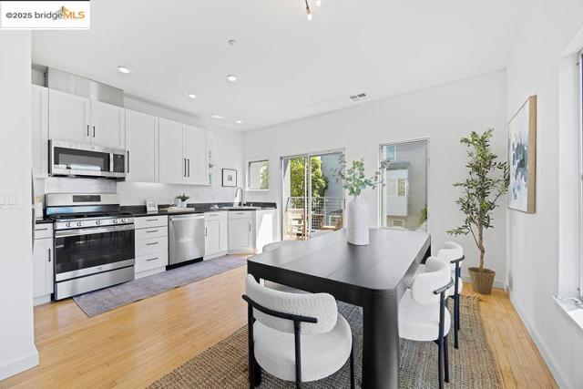 3927 Cerrito Ave, Oakland CA: https://media.crmls.org/mediaz/8c7d86c3-d728-4fa1-9d7a-3e493cc12f8d.jpg