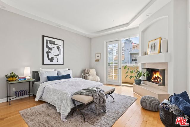 11680 Montana Avenue, Los Angeles CA: https://media.crmls.org/mediaz/8c7dc41a-82d8-410f-bb6d-efd77a0fc03e.jpg
