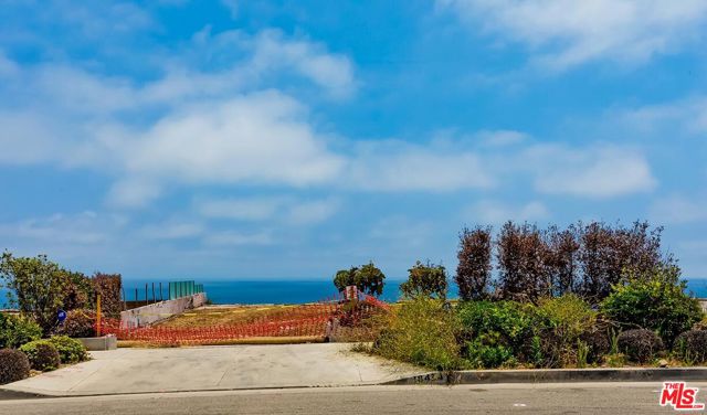 18434 Coastline Drive, Malibu CA: https://media.crmls.org/mediaz/8c7e55d9-aad1-4e7d-9f90-39bf4f49e18b.jpg