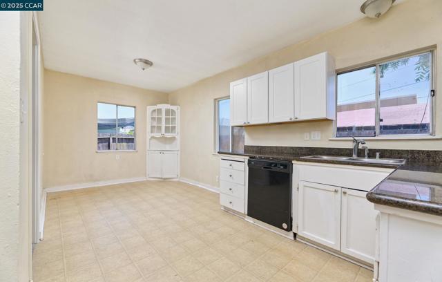 712 Springs Rd, Vallejo CA: https://media.crmls.org/mediaz/8c7e928e-950f-4a41-8a32-724251b1c30d.jpg