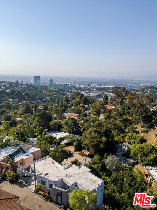 7209 Sunnydip Trail, Los Angeles CA: https://media.crmls.org/mediaz/8c7f4070-c0f1-420f-8da3-b6bcc3e434b1.jpg