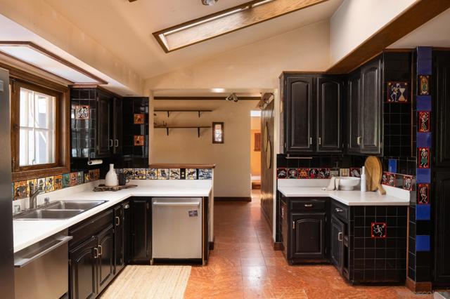 1010 Myrtle Way, San Diego CA: https://media.crmls.org/mediaz/8c7f5ece-75c8-41d1-aa55-c9cf25545e12.jpg