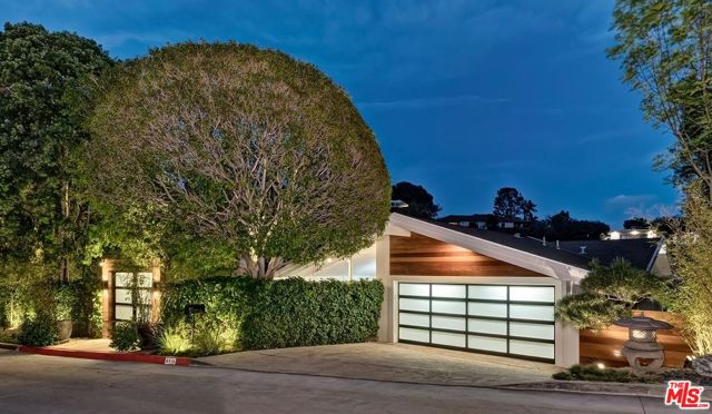 9316 Beverly Crest Drive, Beverly Hills CA: https://media.crmls.org/mediaz/8c7f5ffd-55dc-4fb6-9461-f515f018e02a.jpg