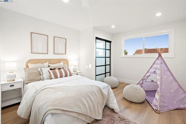 3270 Santa Sophia Way, Union City CA: https://media.crmls.org/mediaz/8c7fbd77-7d0b-42f0-ae67-a085f5b38447.jpg