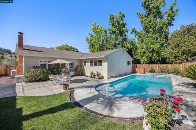 4697 Canary Dr, Pleasanton CA: https://media.crmls.org/mediaz/8c7fcd97-52de-4137-898d-f2833e63cba3.jpg