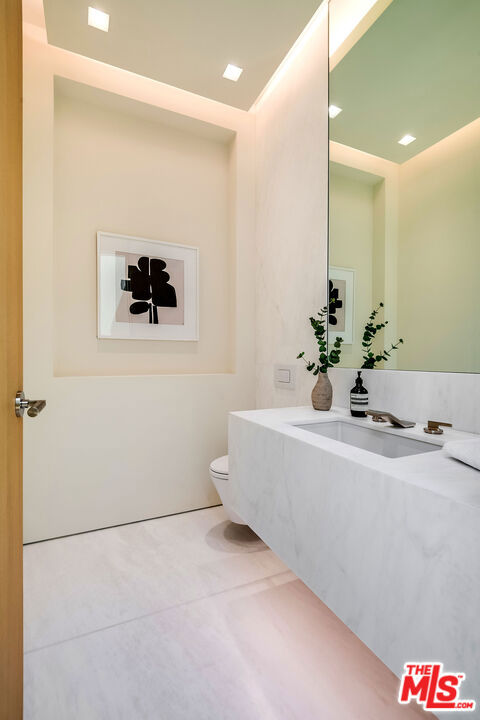 9016 Thrasher Avenue, Los Angeles CA: https://media.crmls.org/mediaz/8c8075e1-c671-42fc-ad35-16a27fe1c778.jpg