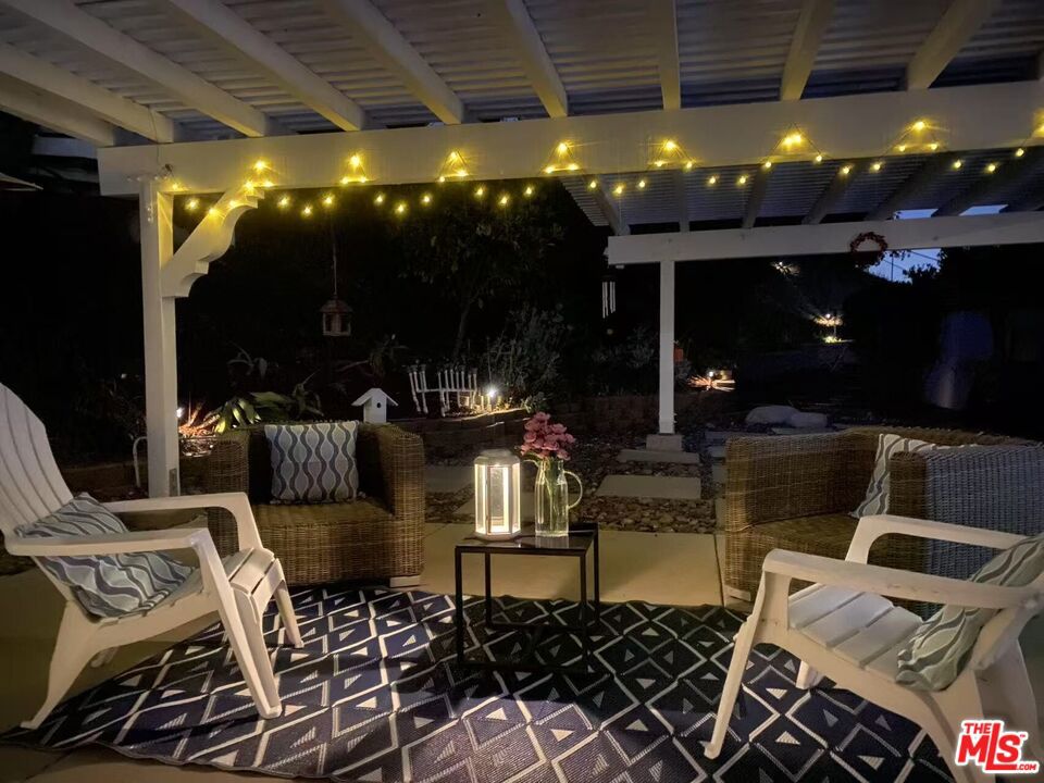 https://media.crmls.org/mediaz/8c810501-6496-479f-938e-c0927b0e694d.jpg?preset=X-Large