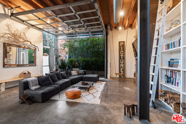 25 Brooks Avenue, Venice CA: https://media.crmls.org/mediaz/8c81405d-183e-4d7d-9c31-1aca1b298326.jpg