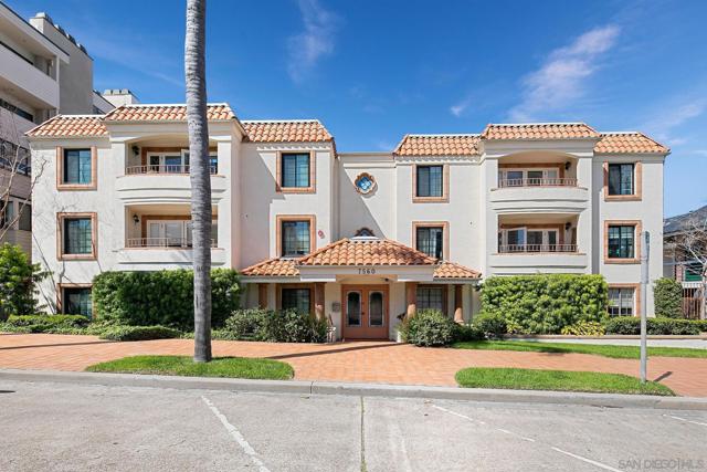 7560 Eads Ave, La Jolla CA: https://media.crmls.org/mediaz/8c82776b-9cbc-4c0a-9ba7-21c58dbc47b4.jpg