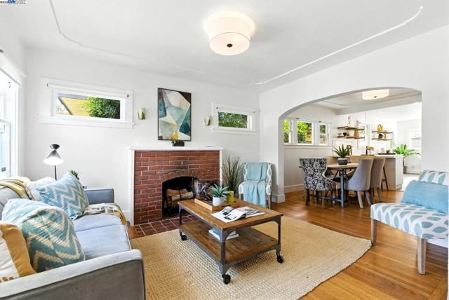 3936 Midvale Ave, Oakland CA: https://media.crmls.org/mediaz/8c8425b2-1b9d-43b9-b0f2-4cceba5c8a43.jpg