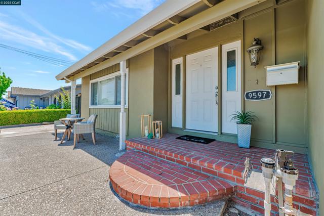 9597 Davona Dr, San Ramon CA: https://media.crmls.org/mediaz/8c84958f-472f-4e14-94b1-c7cb1581170d.jpg