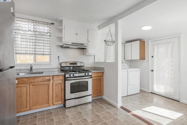 19975 JOHN DR, Castro Valley CA: https://media.crmls.org/mediaz/8c85ac71-af4c-4c9f-ad1a-b0e62c8f97b5.jpg