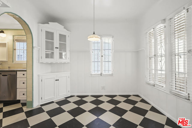 1143 S Rimpau Boulevard, Los Angeles CA: https://media.crmls.org/mediaz/8c86129d-504f-4016-b621-e940db7a0f65.jpg