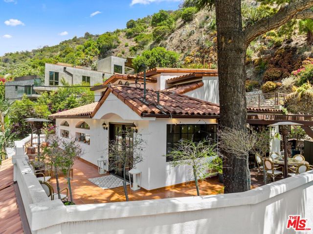 1508 N Beverly Glen Boulevard, Los Angeles CA: https://media.crmls.org/mediaz/8c8759bd-b3d9-4671-97ab-22b1380e5e2b.jpg