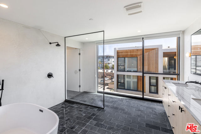 610 S Van Ness Avenue, Los Angeles CA: https://media.crmls.org/mediaz/8c875dcc-ffa1-4216-80fd-f33cedabbd0f.jpg