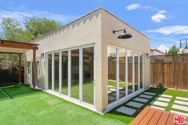 2347 Parnell Avenue, Los Angeles CA: https://media.crmls.org/mediaz/8c885ebf-60ac-4710-bfbc-778a3bbb4cb1.jpg