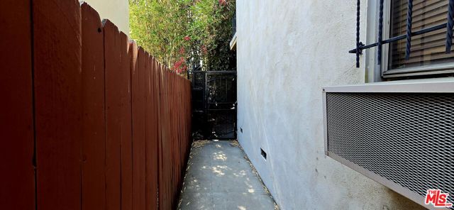 1433 N Martel Avenue, Los Angeles CA: https://media.crmls.org/mediaz/8c8940ae-36db-4317-a464-ca6e7fc1fc30.jpg