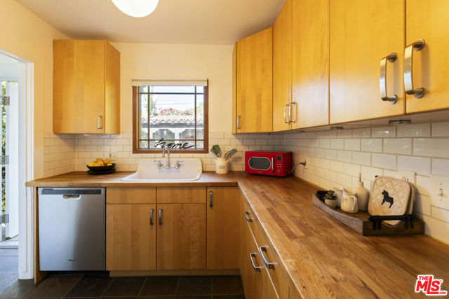 3010 11th Avenue, Los Angeles CA: https://media.crmls.org/mediaz/8c896bca-addd-48f3-a4e2-51cdd4ce6dcc.jpg