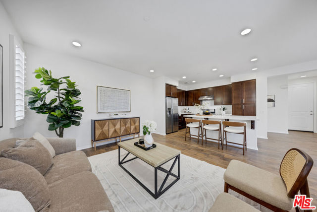 19 Linden Lane, Temple City CA: https://media.crmls.org/mediaz/8c8a3f6b-344f-4c26-a157-a1bb10e0c616.jpg
