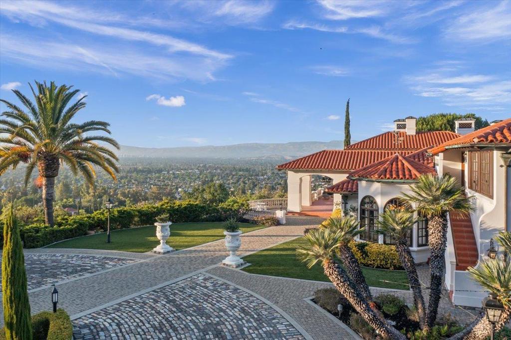 https://media.crmls.org/mediaz/8c8acbaa-6715-48f3-80e3-fba404138701.jpg?preset=X-Large