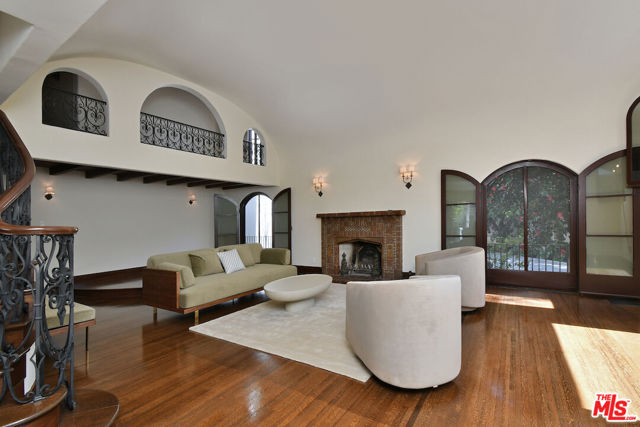 4352 Forman Avenue, Toluca Lake CA: https://media.crmls.org/mediaz/8c8b0cb2-cac0-493d-a54e-6bbb31ec378a.jpg