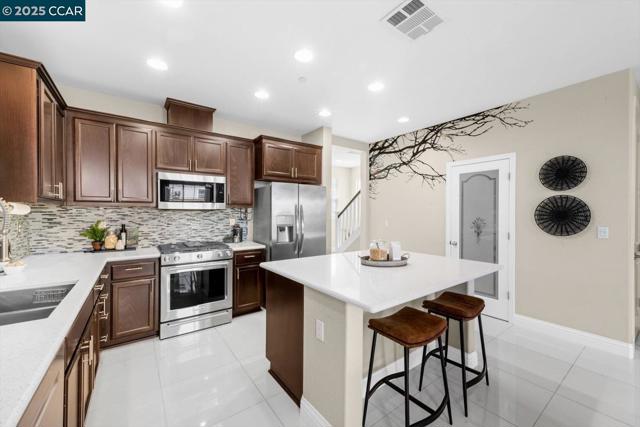 240 Alta St, Brentwood CA: https://media.crmls.org/mediaz/8c8b61b9-c5c5-4341-8947-939aec0921ff.jpg