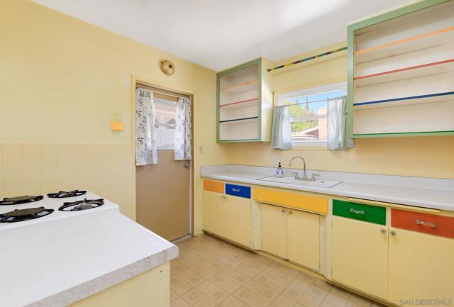 4330 Alamo Dr, San Diego CA: https://media.crmls.org/mediaz/8c8b76f1-d11b-4682-b81e-f237814d6238.jpg