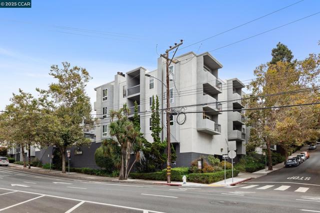 150 Pearl St, Oakland CA: https://media.crmls.org/mediaz/8c8b9fdf-8d4f-48d1-a8ae-fbd37bd90aeb.jpg
