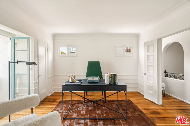 3716 Effingham Place, Los Angeles CA: https://media.crmls.org/mediaz/8c8bec88-a241-43b3-bbfe-a8f80b7cc256.jpg