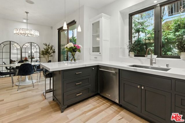 838 16th Street, Santa Monica CA: https://media.crmls.org/mediaz/8c8c0fc1-77db-4684-a3a6-a896068e69e5.jpg