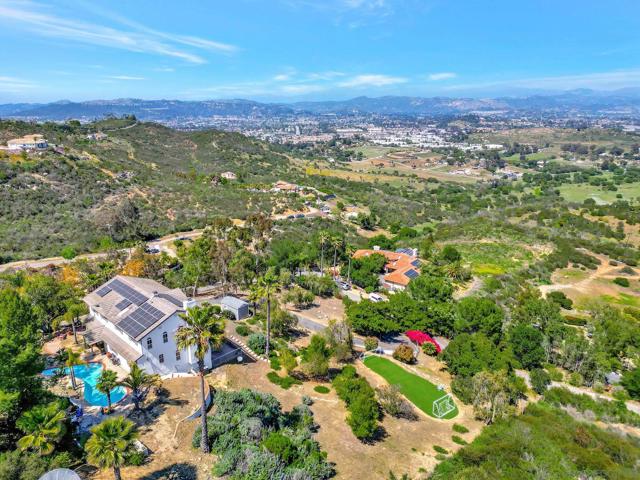 560 Seeforever Dr, San Marcos CA: https://media.crmls.org/mediaz/8c8c59e4-9ec0-4976-8f0b-01670d9b207a.jpg