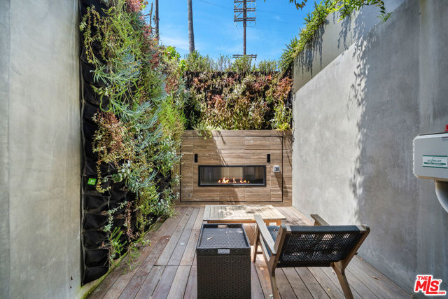 836 California Avenue, Venice CA: https://media.crmls.org/mediaz/8c8cabbb-61d3-4100-bb80-54279d662f64.jpg