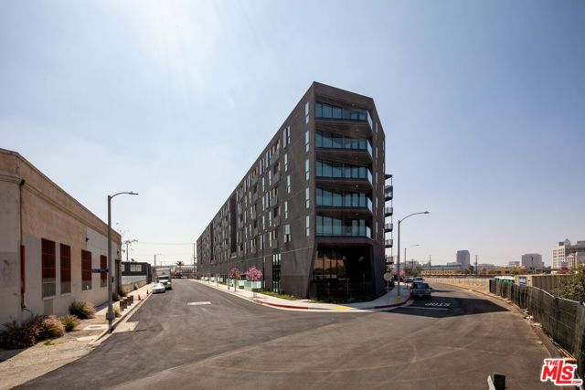 1101 N Main Street, Los Angeles CA: https://media.crmls.org/mediaz/8c8d106c-2789-47b1-8ab7-2e65a8e47fc9.jpg