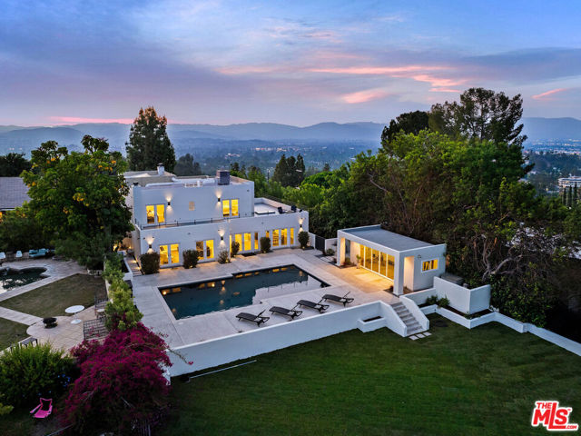 5118 Cerrillos Drive, Woodland Hills CA: https://media.crmls.org/mediaz/8c8d3459-2ece-48bf-a59f-ad88c1b3c782.jpg