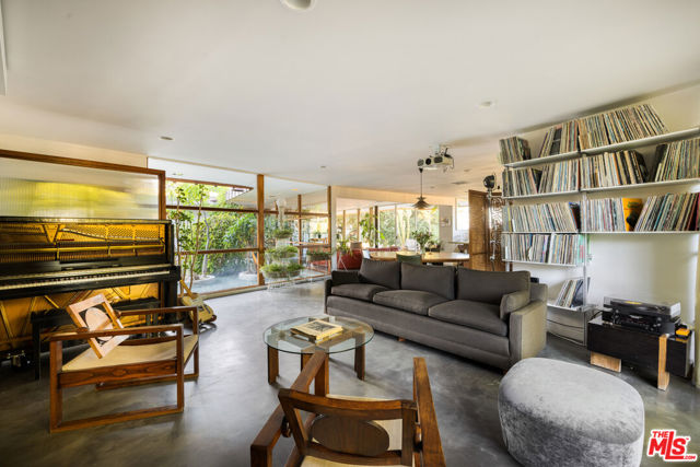 3307 Bonnie Hill Drive, Los Angeles CA: https://media.crmls.org/mediaz/8c8d386b-31c6-4f9d-b52e-f122ce199579.jpg