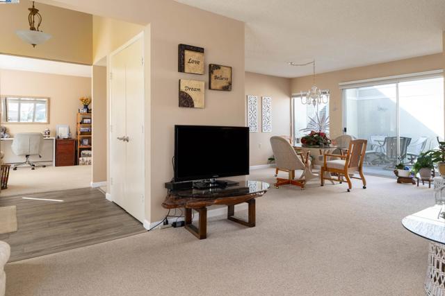 1141 PTARMIGAN DR, Walnut Creek CA: https://media.crmls.org/mediaz/8c8d5d36-2ca4-4208-8f27-b14709faafd1.jpg